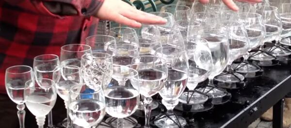 Только стакан и вода - мировые хиты в исполнении уличного музыканта - 11 млн просмотров на Ютуб. Смотреть всем. Только стакан и вода - мировые хиты в исполнении уличного музыканта - 11 млн просмотров на Ютуб. Смотреть всем. - Sputnik Ўзбекистон