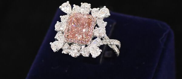 Кольцо с ярко-розовым брильянтом в 2. 1 карата Кольцо с ярко-розовым брильянтом в 2. 1 карата - Sputnik Узбекистан