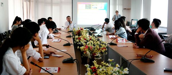 Студенты филиала МГУ в Ташкенте во время лекций - Sputnik Узбекистан