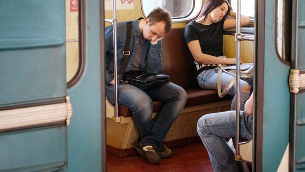 Мужчина спит в метро - Sputnik Узбекистан