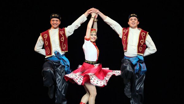 Танец Татарочка в исполнении ансамбля имени Моисеева - Sputnik Узбекистан