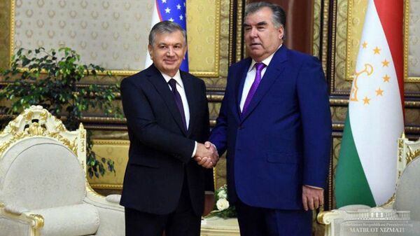 Рахмон лично встретил Мирзиёева в аэропорту Душанбе - Sputnik Узбекистан