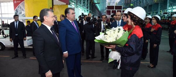 Шавкат Мирзиёев ознакомился с презентацией завода спецтехники “Талко-Крантас” Шавкат Мирзиёев ознакомился с презентацией завода спецтехники “Талко-Крантас” - Sputnik Ўзбекистон