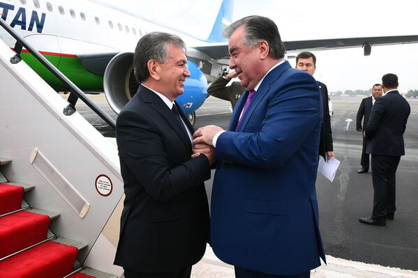Эмомали Рахмон встретил Шавката Мирзиёева в аэропорту Душанбе - Sputnik Узбекистан