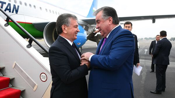 Эмомали Рахмон встретил Шавката Мирзиёева в аэропорту Душанбе - Sputnik Ўзбекистон