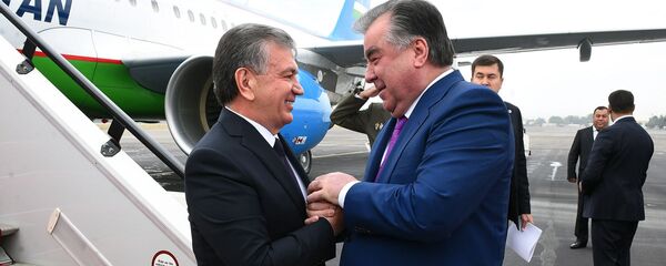 Эмомали Рахмон встретил Шавката Мирзиёева в аэропорту Душанбе Эмомали Рахмон встретил Шавката Мирзиёева в аэропорту Душанбе - Sputnik Ўзбекистон