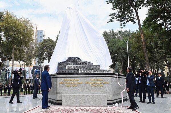 Главы Таджикистана и Узбекистана открыли в Душанбе памятник Навои и Джами - Sputnik Узбекистан