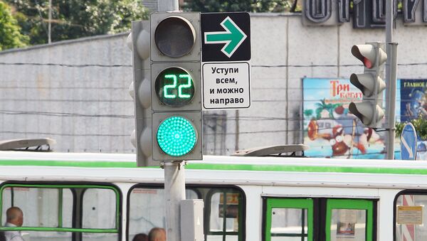 Дорожный знак позволяющий водителям поворачивать направо на красный свет - Sputnik Узбекистан