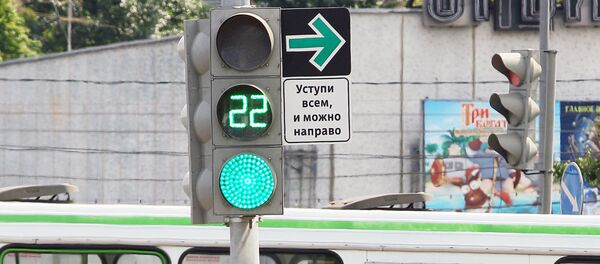 Дорожный знак позволяющий водителям поворачивать направо на красный свет - Sputnik Узбекистан