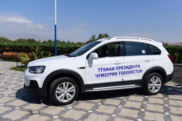 Шавкат Мирзиёев подарил таджикским дехканам автомобили Captiva - Sputnik Узбекистан