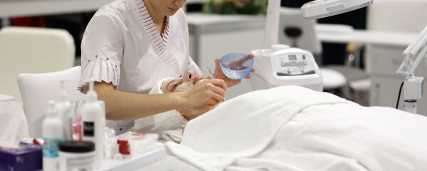 Косметолог во время работы Косметолог во время работы - Sputnik Узбекистан