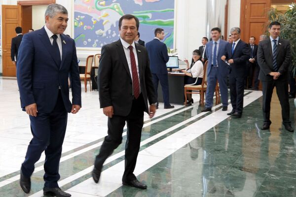 Сенаторлар танаффус вақтида - Sputnik Узбекистан