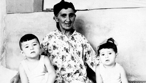 Санобар-ая, мать Ислама Каримова с внуками. - Sputnik Узбекистан