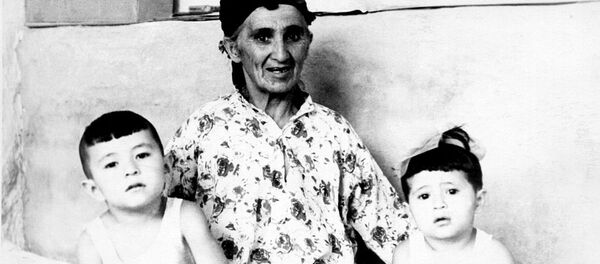 Санобар-ая, мать Ислама Каримова с внуками. Санобар-ая, мать Ислама Каримова с внуками. - Sputnik Узбекистан