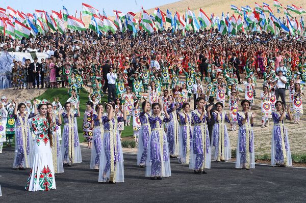 Жители Турсунзаде торжественно встретили Президента Узбекистана Шавката Мирзиёева - Sputnik Узбекистан