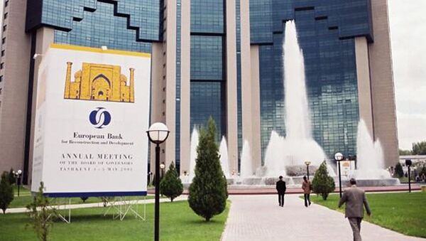 Баннер Европейского банка развития в Ташкенте - Sputnik Узбекистан