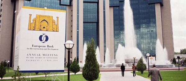 Баннер Европейского банка развития в Ташкенте - Sputnik Узбекистан