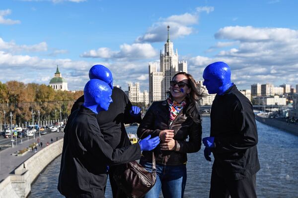 Участники Blue Man Group в Москве фотографируются с прохожими - Sputnik Узбекистан