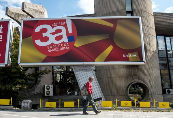 Мужчина проходит мимо билборда с предвыборной кампанией за европейскую Македонию - Sputnik Узбекистан