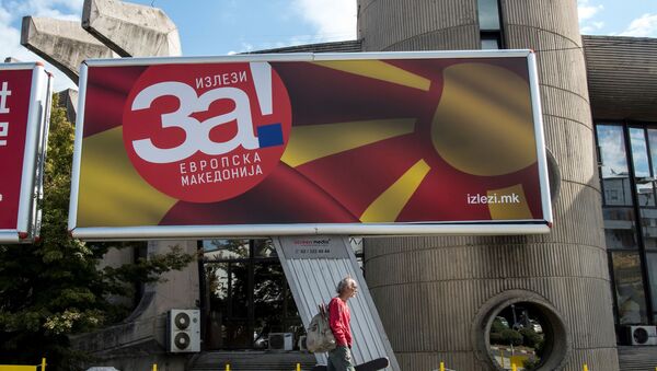 Мужчина проходит мимо билборда с предвыборной кампанией за европейскую Македонию - Sputnik Узбекистан