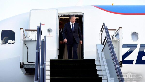 Prezident Uzbekistana Shavkat Mirziyoyev vixodit iz samoleta - Sputnik O‘zbekiston