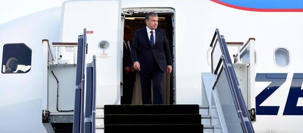 Президент Узбекистана Шавкат Мирзиёев выходит из самолета - Sputnik Узбекистан
