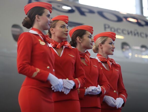 Девушки в униформе компании Аэрофлот на церемонии передачи авиакомпании Аэрофлот 50-го самолета Сухой Суперджет 100 в аэропорту Шереметьево. - Sputnik Узбекистан