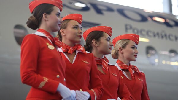 Девушки в униформе компании Аэрофлот на церемонии передачи авиакомпании Аэрофлот 50-го самолета Сухой Суперджет 100 в аэропорту Шереметьево. - Sputnik Узбекистан