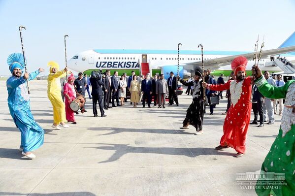 Встреча Шавката Мирзиёева в аэропорту Нью-Дели - Sputnik Узбекистан