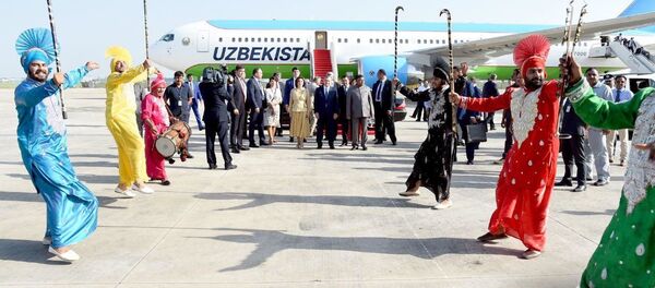 Встреча Шавката Мирзиёева в аэропорту Нью-Дели - Sputnik Узбекистан