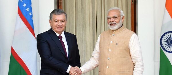 Президент Узбекистана Шавкат Мирзиёев провел встречу с Премьер-министром Индии Нарендрой Моди - Sputnik Узбекистан