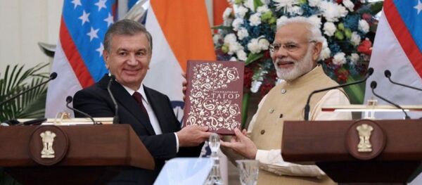 Президент Шавкат Мирзиёев и премьер-министр Индии Нарендра Моди провели переговоры в расширенном составе Президент Шавкат Мирзиёев и премьер-министр Индии Нарендра Моди провели переговоры в расширенном составе - Sputnik Ўзбекистон