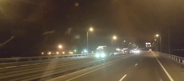 СПУТНИК_Первые грузовики проехали по Крымскому мосту СПУТНИК_Первые грузовики проехали по Крымскому мосту - Sputnik Узбекистан