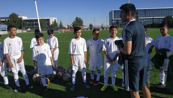 Юные футболисты из Узбекистана в академии мадридского Реала - Sputnik Узбекистан