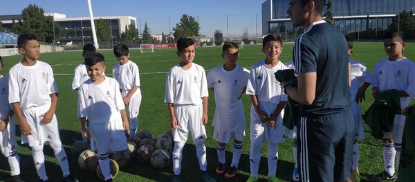 Юные футболисты из Узбекистана в академии мадридского Реала - Sputnik Узбекистан