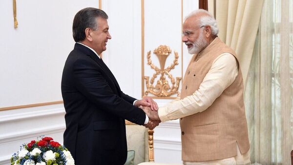 Prezident Uzbekistana Shavkat Mirziyoyev i premyer-ministr Indii Narendra Modi - Sputnik Oʻzbekiston