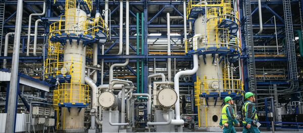 Нефтеперерабатывающий завод Нефтеперерабатывающий завод - Sputnik Ўзбекистон