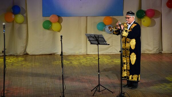 Узбекский трубач Шакир Курбанов Узбекский трубач Шакир Курбанов - Sputnik Узбекистан