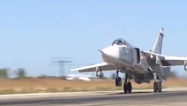 Момент сброса бомбы с российского Су-24М на боевом вылете в Сирии - Sputnik Узбекистан