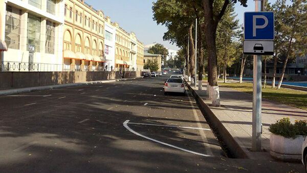 Парковки для автотранспорта у торгового комплекса Пойтахт  - Sputnik Узбекистан