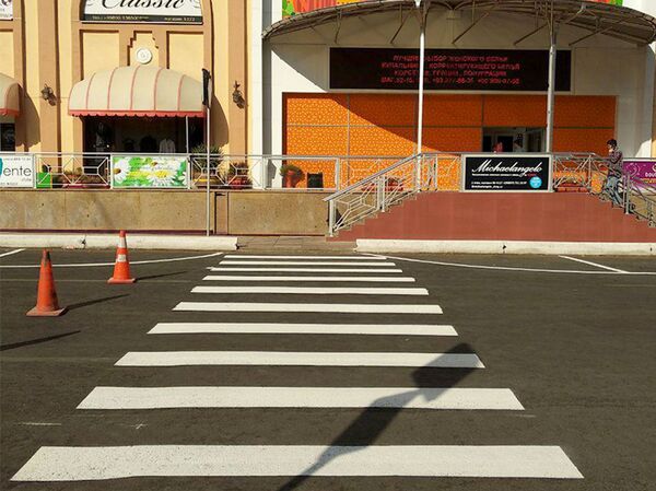 Возле торгового комплекса Пойтахт появились парковочные места Возле торгового комплекса Пойтахт появились парковочные места - Sputnik Узбекистан