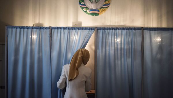 Женщина голосует на избирательном участке - Sputnik Узбекистан