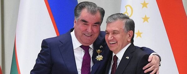 Президент Таджикистана Эмомали Рахмон и глава Узбекистана Шавкат Мирзиёев Президент Таджикистана Эмомали Рахмон и глава Узбекистана Шавкат Мирзиёев - Sputnik Узбекистан