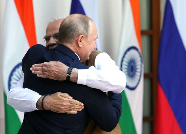 Президент РФ Владимир Путин и премьер-министр Республики Индия Нарендра Моди (слева ) во время встречи в Хайдарабадском дворце в Нью-Дели. - Sputnik Узбекистан