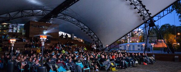 Зрители в кинотеатре под открытым небом - Sputnik Узбекистан