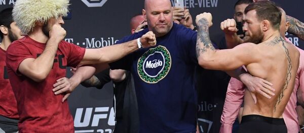 Конор Макгрегор и Хабиб Нурмагомедов на церемонии взвешивания перед боем за титул чемпиона UFC Конор Макгрегор и Хабиб Нурмагомедов на церемонии взвешивания перед боем за титул чемпиона UFC - Sputnik Узбекистан