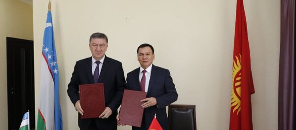 Министр внутренних дел Узбекистана Пулат Бобожонов на подписании документов в Чолпон-Ате - Sputnik Узбекистан