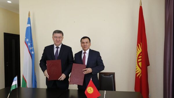 Министр внутренних дел Узбекистана Пулат Бобожонов на подписании документов в Чолпон-Ате - Sputnik Узбекистан
