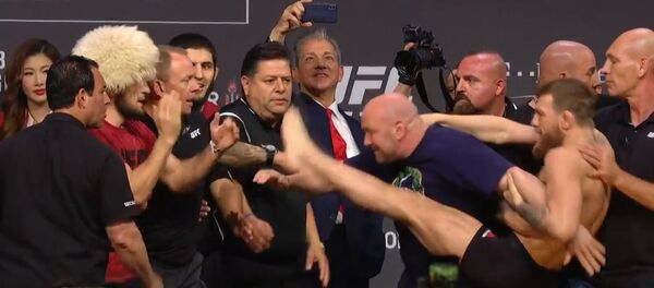 СПУТНИК_Макгрегор попытался ударить Нурмагомедова на церемонии взвешивания СПУТНИК_Макгрегор попытался ударить Нурмагомедова на церемонии взвешивания - Sputnik Узбекистан