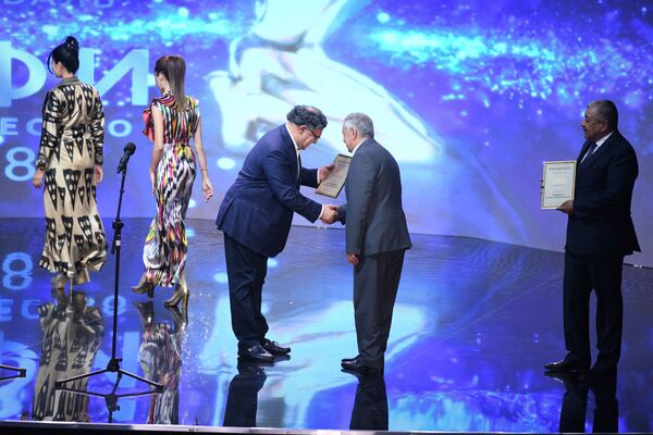 Руководителям НТРК и НАЭСМИ вручены памятные дипломы как организаторам ТЭФИ-Содружество - Sputnik Узбекистан